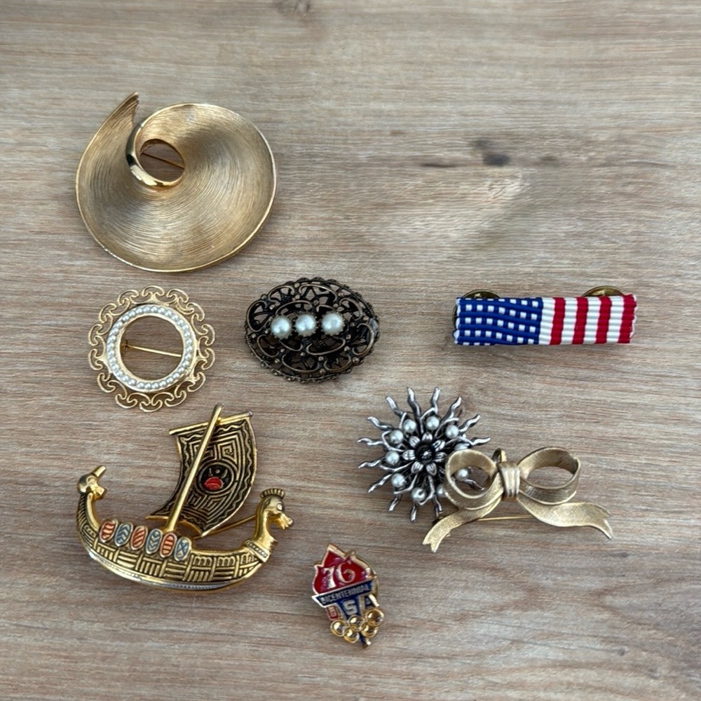 Assorted vintage pins